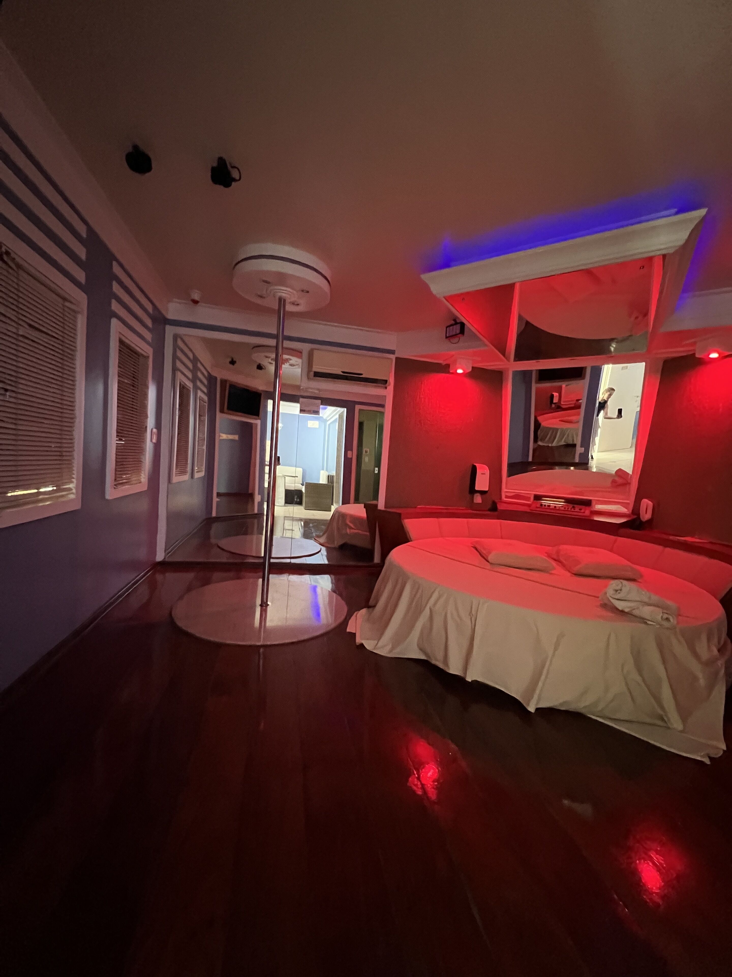 Decoración personalizada, muebles diferentes y ropa de cama 