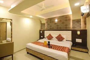 Deluxe Double Room | In-room safe, individually furnished, soundproofing, iron/ironing board - Hotel Golden Park (Mumbai)