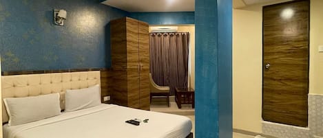 Deluxe Double Room | In-room safe, individually furnished, soundproofing, iron/ironing board