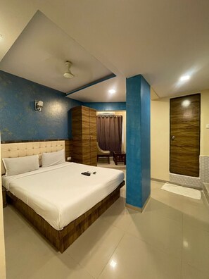 Un dormitorio moderno con una cama grande, un armario y un baño.