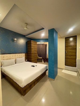 Caja de seguridad en la habitación y muebles diferentes