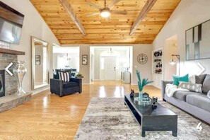 Living area - Lake Lanier/Château E’lan 2 Mi (Buford)