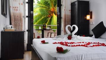 Comfort Double Room | In-room safe, desk, iron/ironing board, free WiFi