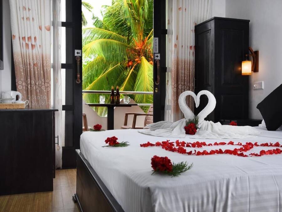 Quarto casal conforto | Cofres nos quartos, escrivaninha, ferros/tábuas de passar roupa