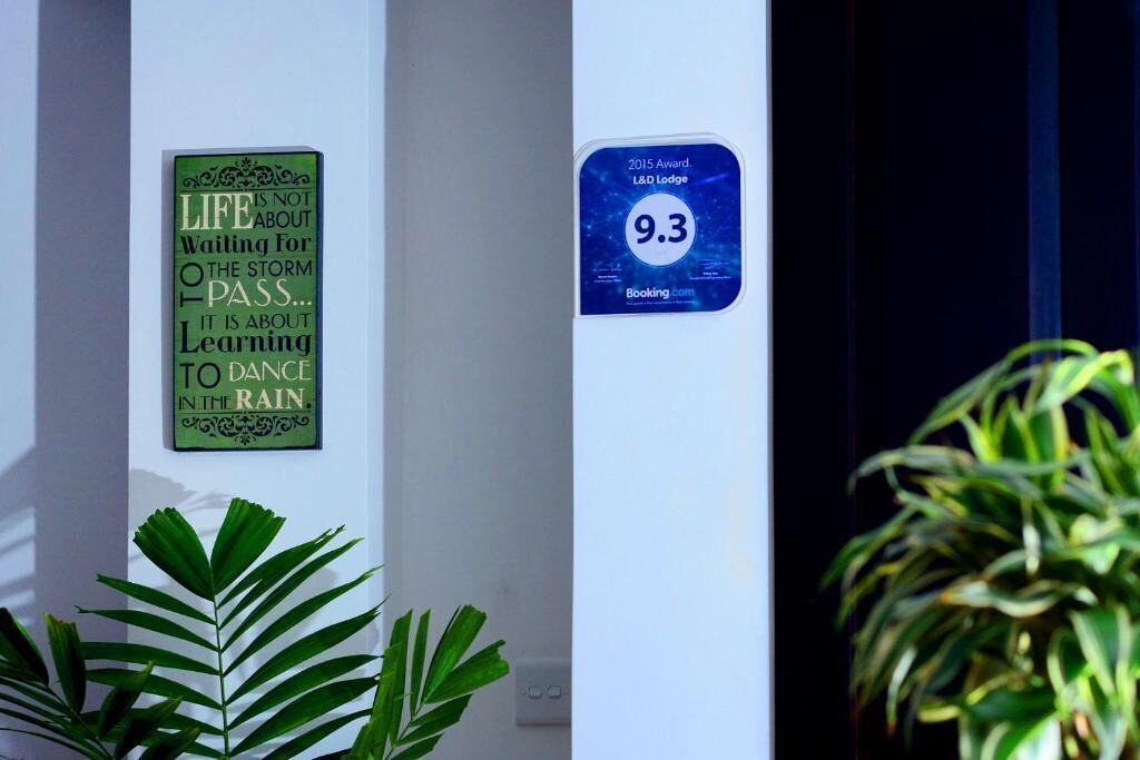 Una pared con una frase motivacional y una placa de premio de 2015 para L&D Lodge, con una calificación de 9.3.
