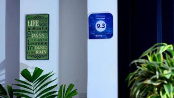 Una pared con una frase motivacional y una placa de premio de 2015 para L&D Lodge, con una calificación de 9.3.