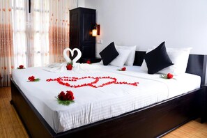In-room safe, desk, iron/ironing board, free WiFi - L&D Lodge (Hikkaduwa)