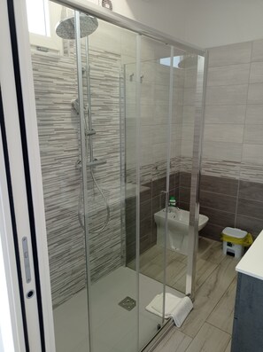 Comfort-værelse til 4 personer | Badeværelse | Gratis toiletartikler, hårtørrer, badekåber