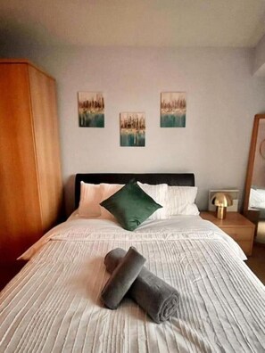 2 bedrooms, desk, iron/ironing board, free WiFi