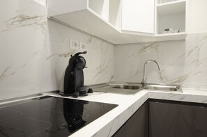 Apartamento conforto, 1 quarto, varanda | Cozinha privada | Geladeira grande, fogão, cooktop, máquina de café expresso