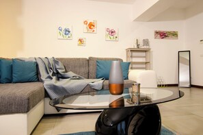 Apartamento panorâmico, terraço, na torre | Área de estar | TV de tela plana 30 polegadas com canais a cabo