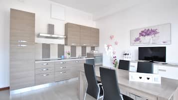 Departamento familiar, 2 habitaciones, vista a la ciudad | Cocina privada | Refrigerador con congelador, horno y parrilla de estufa