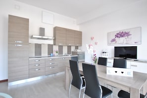 Family Apartment, 2 Bedrooms, City View | Private kitchen | Full-sized fridge, oven, stovetop, espresso maker - Smeralda Flats (Olbia)