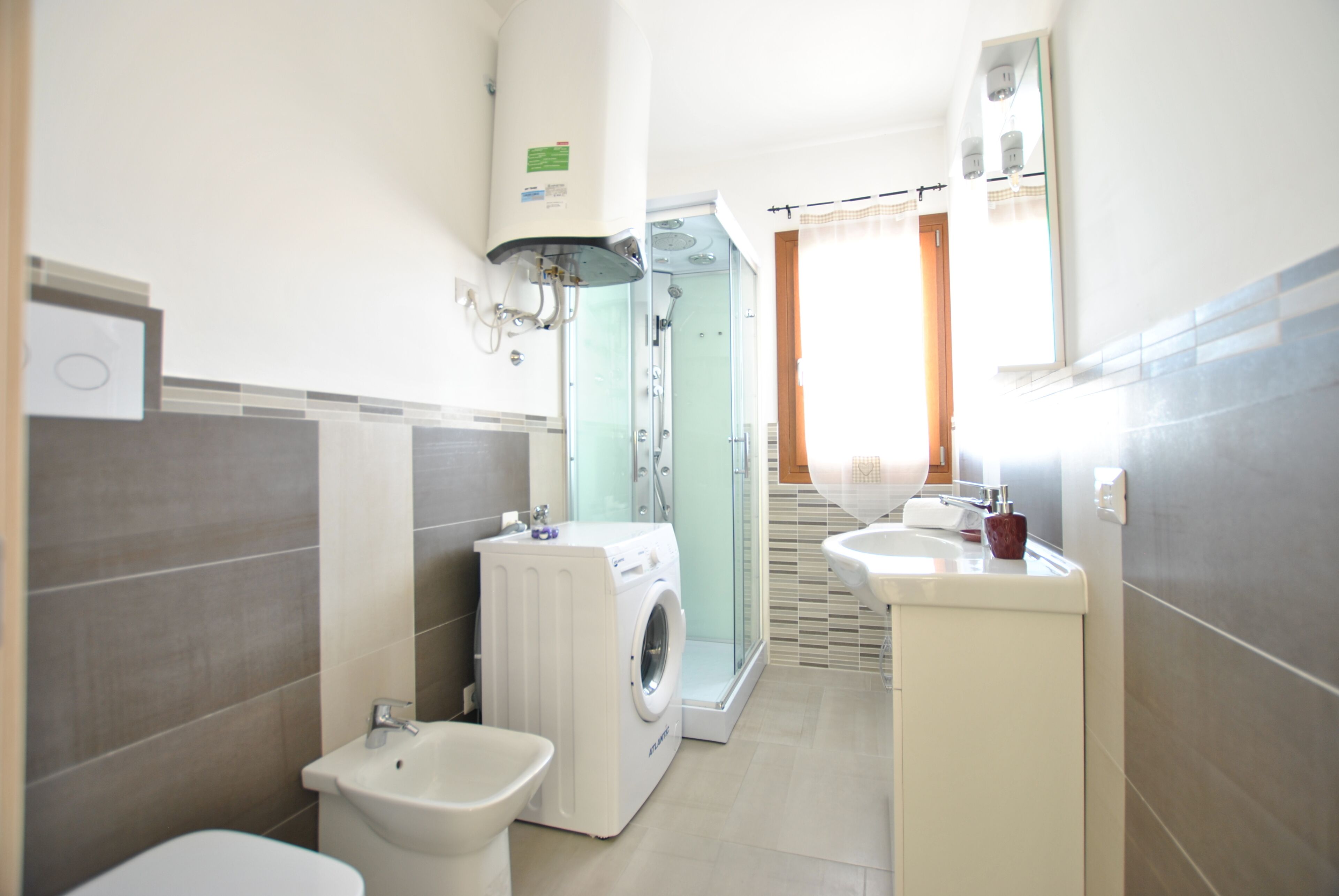 Panorama appartement, terras, in toren | Badkamer | Een douche, een haardroger, een bidet, handdoeken