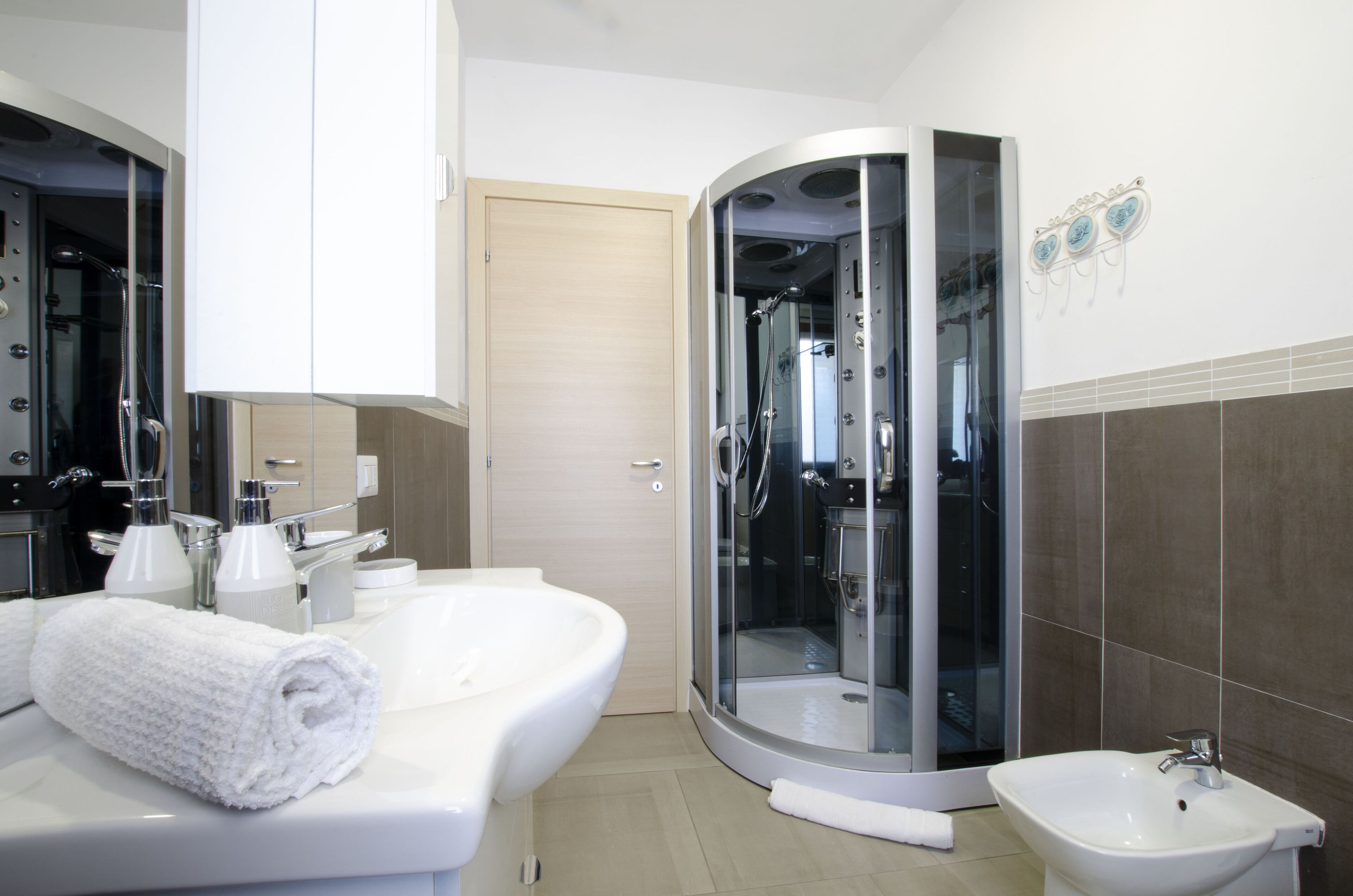 Bruser, hårtørrer, bidet, håndklæder