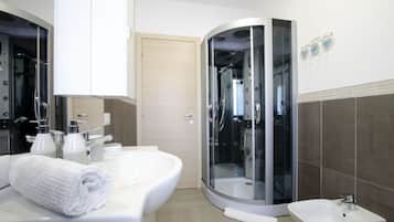Shower, pengering rambut, kloset, dan handuk