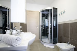 Douche, sèche-cheveux, bidet, serviettes fournies