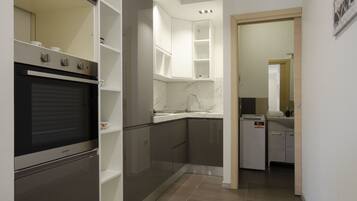 Apartamento conforto, 1 quarto, varanda | Cozinha privada | Geladeira grande, fogão, cooktop, måquina de café expresso