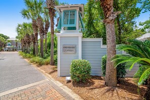 Property grounds - Gorgeous coastal home with plenty of space and easy beach access (Santa Rosa Beach)