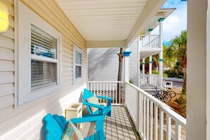 Terrace/patio - Gorgeous coastal home with plenty of space and easy beach access (Santa Rosa Beach)