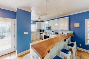 Fridge, microwave, oven, stovetop - Gorgeous coastal home with plenty of space and easy beach access (Santa Rosa Beach)