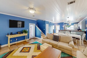 TV - Gorgeous coastal home with plenty of space and easy beach access (Santa Rosa Beach)