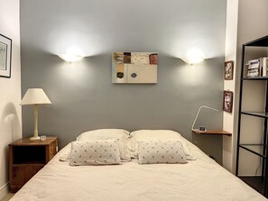 2 soverom, skrivebord, strykejern/-brett og wi-fi (inkludert)