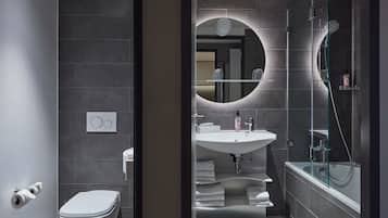 Ein modernes Badezimmer mit Toilette, Waschbecken und Dusche.