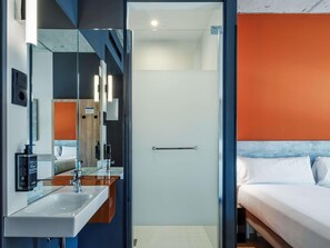 Habitación estándar, 2 camas individuales | Escritorio, insonorización, tabla de planchar con plancha y wifi gratis
