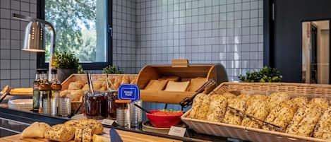 Daily continental breakfast (EUR 9.50 per person)