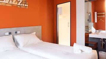 Desk, soundproofing, free WiFi, bed sheets