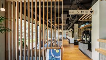 Dagelijks continentaal ontbijt (EUR 9.50 per persoon)