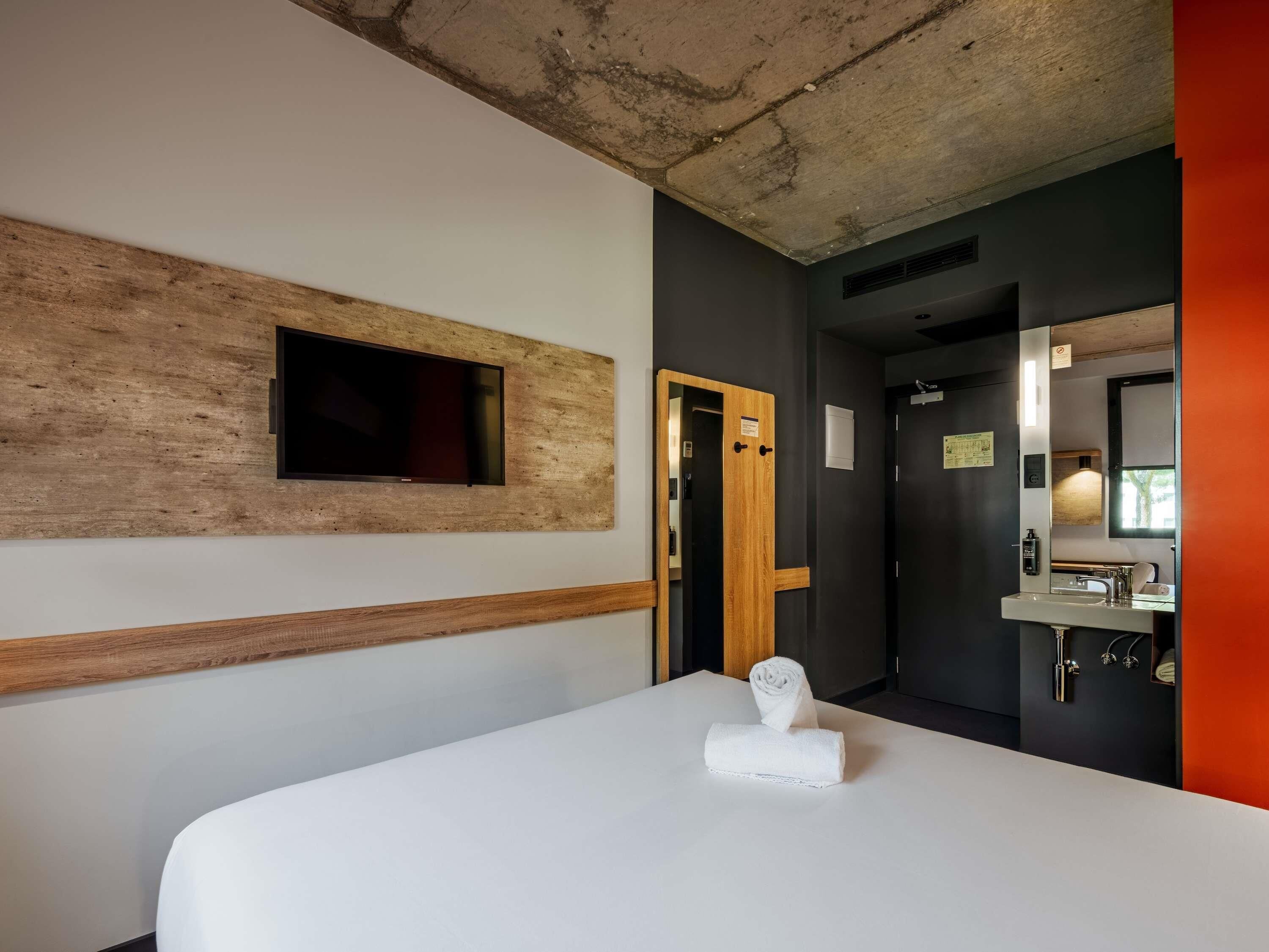 Habitación estándar, 1 cama doble | Escritorio, sistema de insonorización, tabla de planchar con plancha