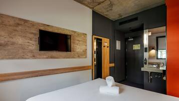 Habitación estándar, 1 cama doble | Escritorio, sistema de insonorización, tabla de planchar con plancha