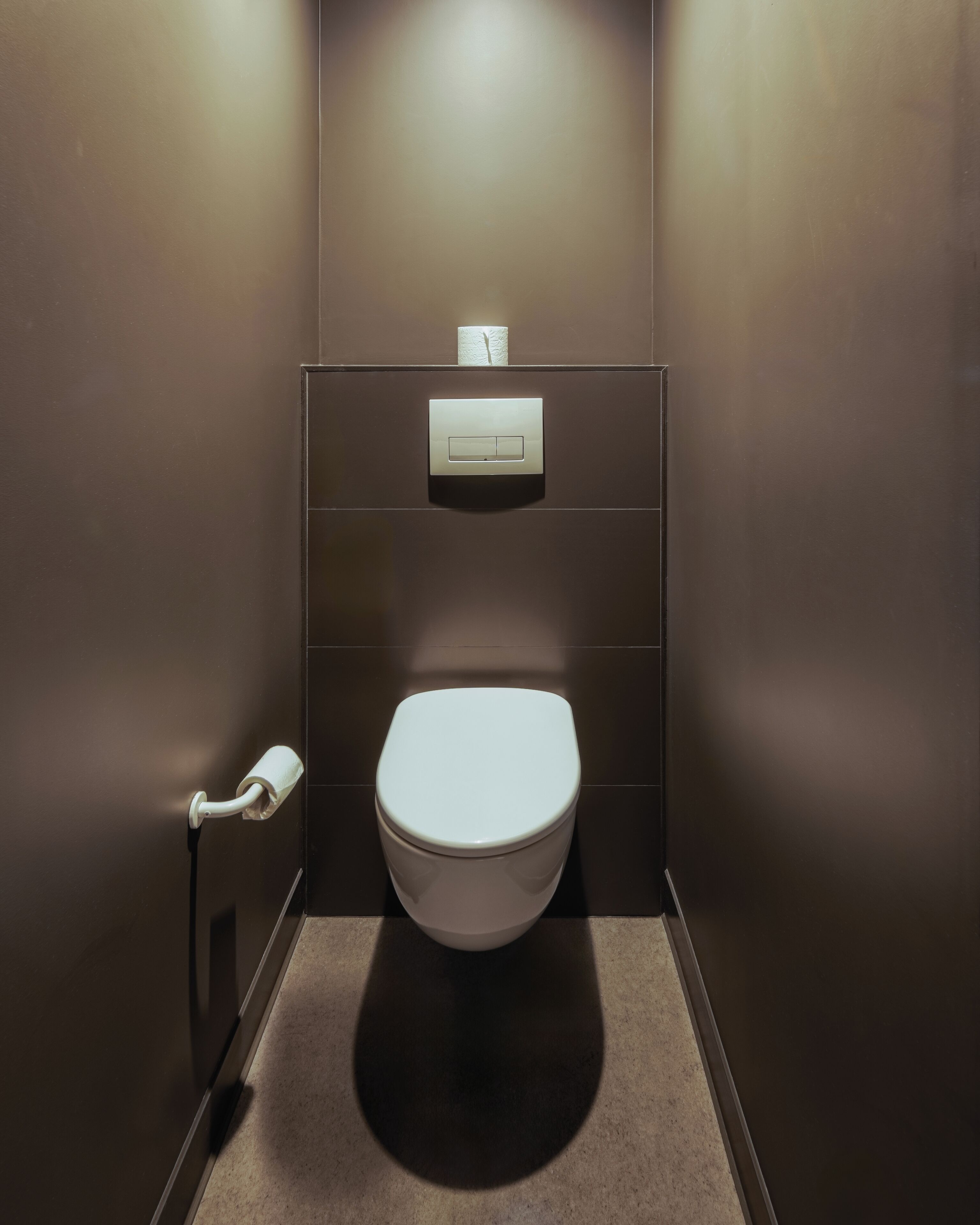 Bañera con ducha, cabezal de ducha tipo lluvia, toallas, jabón
