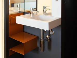 Desk, soundproofing, free WiFi, bed sheets - Ibis Budget Madrid Aeropuerto (Madrid)