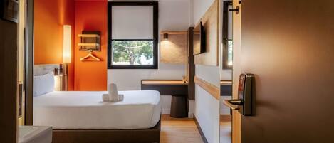 Kamar Standar, 1 Tempat Tidur Double | Meja kerja, ruang kerja ramah laptop, dan kedap suara
