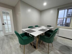 Dining - 11G-2Br/2B ATL walk2Mart,Parking (Atlanta)
