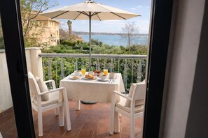 Outdoor dining - Luxury 2BR Top Floor Apartment with Pool 70m from Beach (Anastasi III)