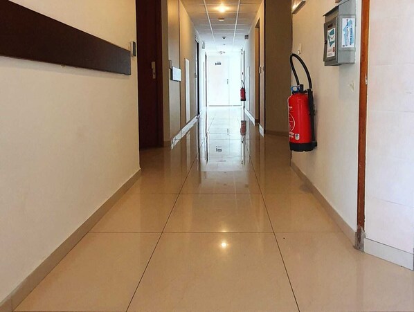 Hallway - CRYSTAL HOTEL (Claye-Souilly)