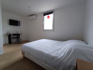 Basic Room | 1 bedroom, free WiFi - CRYSTAL HOTEL (Claye-Souilly)