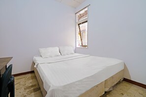 Free WiFi, bed sheets - OYO Life 92835 Maya Adipuri (Bandung)