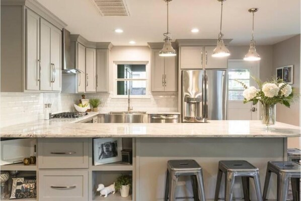 Refrigerador, microondas, horno, placa de cocina