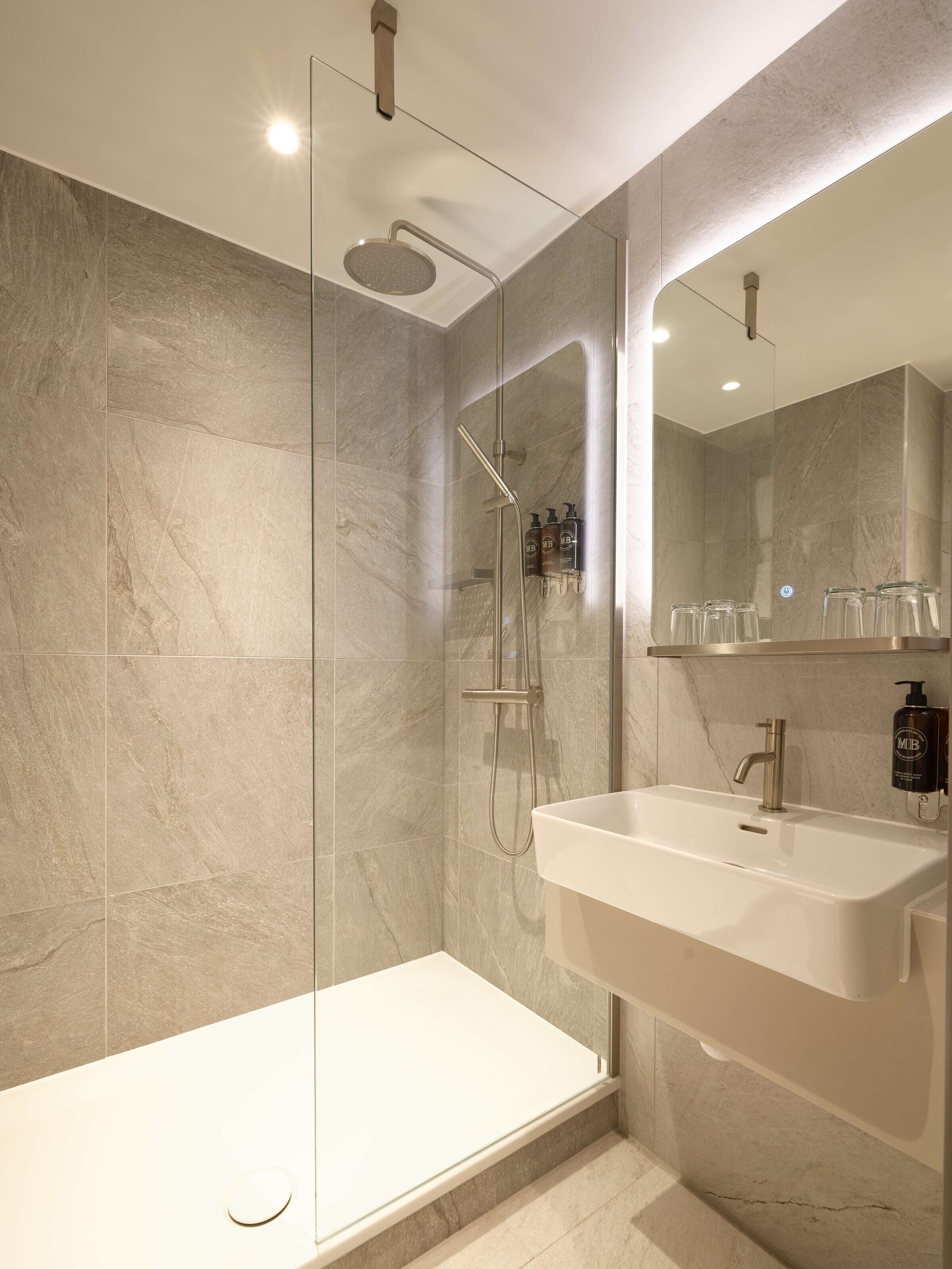Superior Double or Twin Room | Bathroom