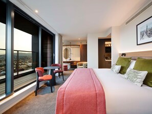 Suite junior | Ropa de cama de alta calidad, caja fuerte, escritorio