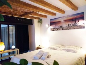 1 chambre, fer et planche à repasser, lit de bébé portatif