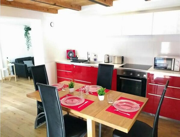 Réfrigérateur, four à micro-ondes, un four, surface de cuisson
