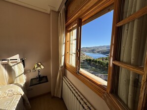 Standard Twin Room | Lake view