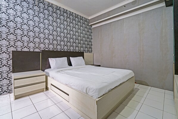 Una scrivania, Wi-Fi gratuito, lenzuola