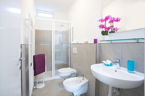 Dusj, hårføner, håndklær og såpe